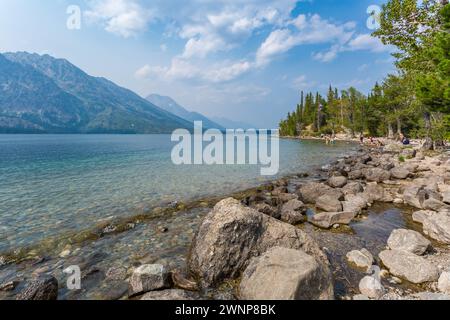 Famille jouant dans l'eau au réservoir de Jackson Lake dans le parc national de Grand Teton dans le Wyoming Banque D'Images