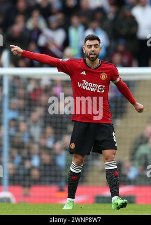 Stade Etihad, Manchester, Royaume-Uni. 3 mars 2024. Premier League Football, Manchester City contre Manchester United ; Bruno Fernandes de Manchester United dirige ses coéquipiers Credit : action plus Sports/Alamy Live News Banque D'Images