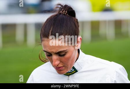 Le jockey Charlotte Jones marche sur la piste après la première course à l’hippodrome de Doncaster, 02/03/2024. Crédit JTW Equine images / Alamy. Banque D'Images