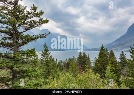 Vue sur la montagne depuis Wild Goose Island Lookout en allant sur Sun Road le long du lac Saint Mary dans le parc national Glacier, Montana Banque D'Images