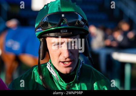 Sam Twiston-Davies dans le ring de parade avant de monter le Sergent Wilson à l'hippodrome de Doncaster, le 02/03/2024. Crédit JTW Equine images / Alamy. Banque D'Images