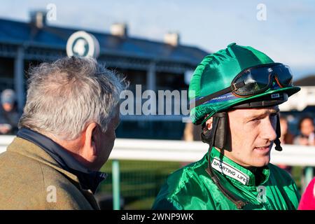 Sam Twiston-Davies dans le ring de parade avant de monter le Sergent Wilson à l'hippodrome de Doncaster, le 02/03/2024. Crédit JTW Equine images / Alamy. Banque D'Images