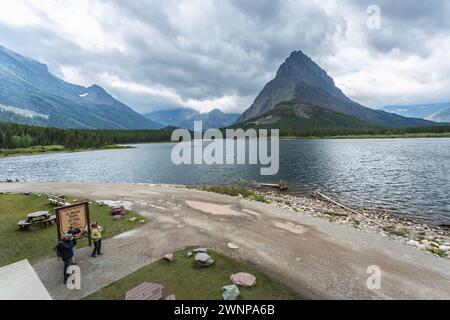 Grinnell point s'élève le long du lac Swiftcurrent à l'hôtel Many Glacier dans le parc national Glacier, Montana Banque D'Images