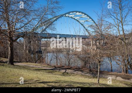Par une journée de printemps ensoleillée, le Birmingham Bridge s'étend gracieusement sur la rivière Allegheny, encadré par un ciel bleu impeccable, vu depuis le T de Pittsburgh Banque D'Images