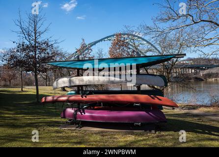 Par une journée de printemps éclatante, des canoës vibrants parsèment la rivière Allegheny sous l'emblématique pont de Birmingham, avec un ciel bleu clair en toile de fond Banque D'Images