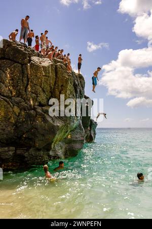 Une grande récolte de roche offre un endroit idéal pour sauter dans l'eau à Waimea Bay sur la rive nord d'Oahu à Hawaï Banque D'Images