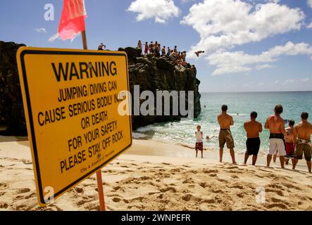 Une grande récolte de roche offre un endroit idéal pour sauter dans l'eau à Waimea Bay sur la rive nord d'Oahu à Hawaï Banque D'Images