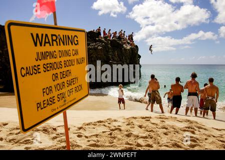 Une grande récolte de roche offre un endroit idéal pour sauter dans l'eau à Waimea Bay sur la rive nord d'Oahu à Hawaï Banque D'Images