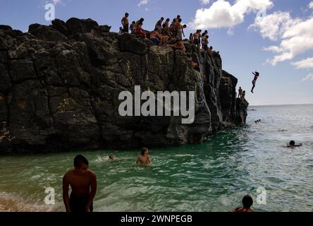 Honolulu, Hawaï, 17 juillet 2007 : une grande récolte de roches offre un endroit idéal pour sauter dans l'eau à Waimea Bay sur la rive nord d'Oahu à Hawai Banque D'Images