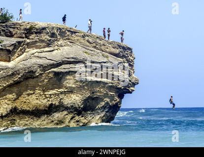 Bronzer, explorer les formations rocheuses, surfer et plonger depuis les falaises le long de Poipu Beach sur l'île de Kauai à Hawaï. Banque D'Images