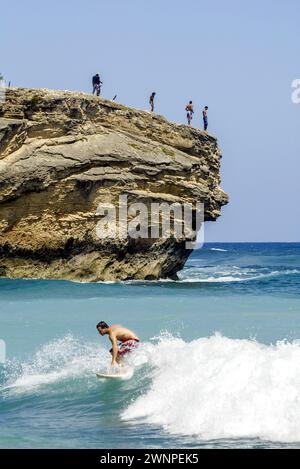 Bronzer, explorer les formations rocheuses, surfer et plonger depuis les falaises le long de Poipu Beach sur l'île de Kauai à Hawaï. Banque D'Images