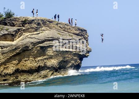 Bronzer, explorer les formations rocheuses, surfer et plonger depuis les falaises le long de Poipu Beach sur l'île de Kauai à Hawaï. Banque D'Images