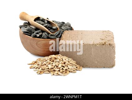 Savoureux halva et graines de tournesol isolés sur blanc Banque D'Images