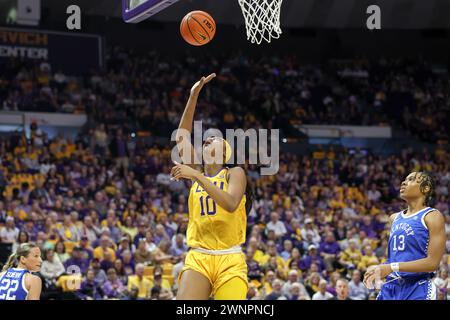 Baton Rouge, LOUISIANE, États-Unis. 03 mars 2024. Angel Reese (10 ans) de la LSU se met en lice lors d'un match de basket-ball féminin de la NCAA entre les Wildcats du Kentucky et les Tigers de la LSU au Pete Maravich Assembly Center à Baton Rouge, EN LOUISIANE. Jonathan Mailhes/CSM/Alamy Live News Banque D'Images