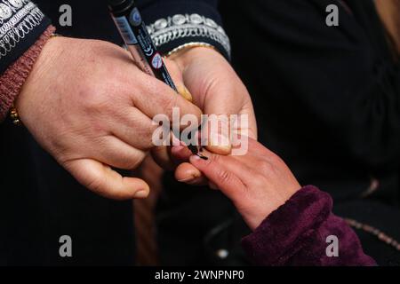 Srinagar, Inde. 03 mars 2024. 03 mars 2024, Srinagar, Inde : un agent de santé marque le doigt d'un enfant, après avoir administré le vaccin contre la polio à un enfant pendant un programme de vaccination contre la polio pour les enfants de 0-5 ans pour éradiquer le virus de la polio à Srinagar. Le 03 mars 2024, Srinagar, Inde. (Photo de Firdous Nazir/Eyepix Group) crédit : Sipa USA/Alamy Live News Banque D'Images