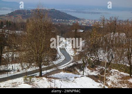 Srinagar, Inde. 03 mars 2024. Vue de la route enneigée après une chute de neige fraîche à Srinagar. Le 03 mars 2024, Srinagar, Inde. (Crédit image : © Firdous Nazir Eyepix Group/eyepix via ZUMA Press Wire) USAGE ÉDITORIAL SEULEMENT! Non destiné à UN USAGE commercial ! Banque D'Images