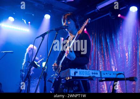 Chloe Howard de Lime Garden se produisant en direct sur scène dans la salle communautaire du Brudenell social Club lors de leur tournée One More Thing en 2024. La guitariste Leila Deeley est en arrière-plan. Banque D'Images