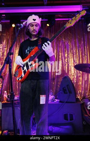Harry Shapiro, bassiste du groupe indie rock Ugly, se produisant sur scène dans la Community Room du Brudenell social Club. Banque D'Images