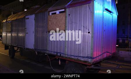 Berlin, Allemagne. 04 mars 2024. La remorque de construction, qui a été confisquée dans le cadre de la chasse à l'homme des terroristes de l'ex-RAF recherchés Staub et Garweg, est remorquée par un camion THW. Tôt lundi matin, la police a fait retirer la remorque de construction d'un autre site de gauche à Berlin. Crédit : Dominik Totaro/dpa/Alamy Live News Banque D'Images