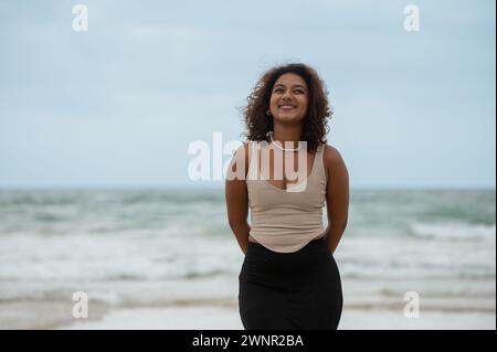 Heureuse femme souriante vue à la plage Banque D'Images