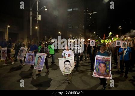 Mexico, Mexique. 3 mars 2024. Des personnes participent à la marche a pour la disparition de 43 élèves de l’école de formation pédagogique Ayotzinapa, le 2014 septembre à Iguala, dans l’état de Guerrero, manifestation organisée pour marquer le 113ème mois de leur disparition. Le 3 mars 2024 à Mexico, Mexique (crédit image : © Luis Barron/eyepix via ZUMA Press Wire) USAGE ÉDITORIAL SEULEMENT! Non destiné à UN USAGE commercial ! Crédit : ZUMA Press, Inc/Alamy Live News Banque D'Images