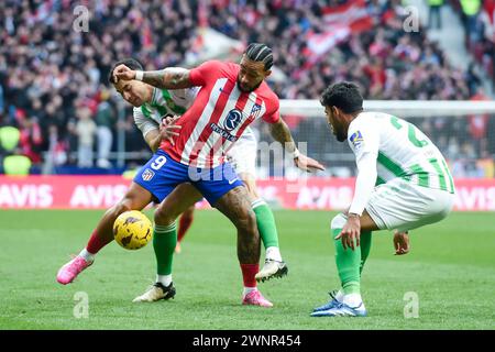 Madrid, Espagne. 3 mars 2024. Memphis Depay (C) de l'Atletico de Madrid fait son apparition lors du match de football espagnol de la Liga entre l'Atletico de Madrid et le Real Betis, à Madrid, en Espagne, le 3 mars 2024. Crédit : Gustavo Valiente/Xinhua/Alamy Live News Banque D'Images