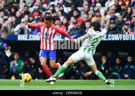 Madrid, Espagne. 3 mars 2024. Samuel Lino (l) de l'Atletico de Madrid affronte Hector Bellerin du Real Betis lors du match de football espagnol de la Liga entre l'Atletico de Madrid et le Real Betis, à Madrid, en Espagne, le 3 mars 2024. Crédit : Gustavo Valiente/Xinhua/Alamy Live News Banque D'Images