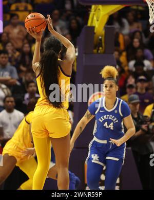 Baton Rouge, États-Unis. 03 mars 2024. Angel Reese (10 ans), l'attaquante des LSU Lady Tigers, tire sur un sauteur lors d'un match de basket-ball universitaire féminin de la Southeastern Conference au Pete Maravich Assembly Center à Baton Rouge, en Louisiane, le dimanche 3 mars 2023. (Photo de Peter G. Forest/Sipa USA) crédit : Sipa USA/Alamy Live News Banque D'Images