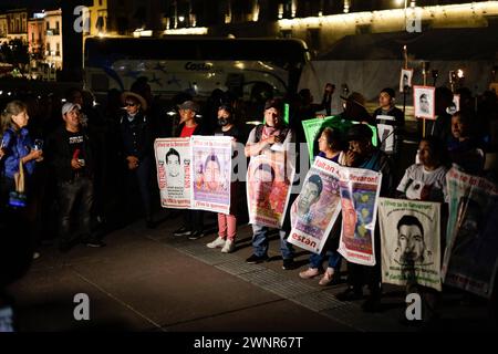 Manifestation pour 43 élèves d'Ayotzinapa disparition le 3 mars 2024, Mexico, Mexique : des gens participent à la marche pour la disparition de 43 élèves de l'école de formation pédagogique d'Ayotzinapa, le 2014 septembre à Iguala, dans l'état de Guerrero, manifestation organisée pour marquer le 113ème mois de leur disparition. Mexico CDMX Mexique Copyright : xLuisxBarronx Banque D'Images