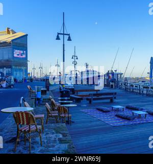 Tel-Aviv, Israël - 29 février 2024 : vue du port de Jaffa, avec la lune. Fait maintenant partie de tel-Aviv-Yafo, Israël Banque D'Images