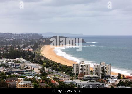 Collaroy Beach banlieue à Sydney, vue aérienne à travers la banlieue, la plage et la côte centrale au loin, Nouvelle-Galles du Sud, Australie Banque D'Images