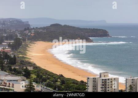 Collaroy Beach banlieue à Sydney, vue aérienne à travers la banlieue, la plage et la côte centrale au loin, Nouvelle-Galles du Sud, Australie Banque D'Images