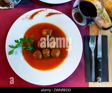 Boulettes de viande espagnoles fumées, sauce tomate et saucisses Banque D'Images