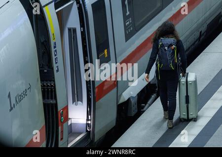 Berlin, Allemagne. 04 mars 2024. Un passager tire une valise avant le départ d'un train ICE sur un quai de la gare centrale de Berlin. Suite à l'échec renouvelé des négociations salariales à Deutsche Bahn, des grèves sont désormais possibles. Crédit : Carsten Koall/dpa/Alamy Live News Banque D'Images