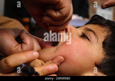 Non exclusif : un agent de santé marque le doigt d'un enfant, après avoir administré le vaccin contre la poliomyélite à l'enfant pendant un programme de vaccination contre la poliomyélite pour les enfants 0-5 Banque D'Images