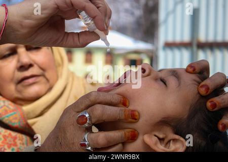 Non exclusif : un agent de santé marque le doigt d'un enfant, après avoir administré le vaccin contre la poliomyélite à l'enfant pendant un programme de vaccination contre la poliomyélite pour les enfants 0-5 Banque D'Images