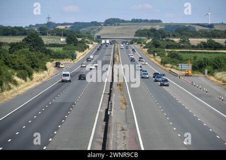 Photo du dossier datée du 07/07/18 des véhicules circulant le long de l'autoroute M4 près de Bristol. Certaines polices d'assurance « économiques » ne laisseraient pas les automobilistes couverts pour les sinistres courants tels qu'un pare-brise fissuré, lequel ? est avertissement. Date d'émission : lundi 4 mars 2024. Banque D'Images