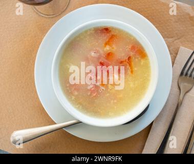 Soupe de nouilles avec viande hachée servie dans un bol Banque D'Images