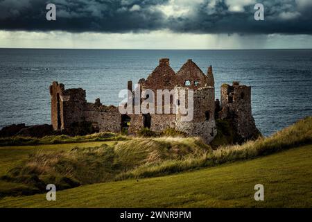 Château de Dunluce, château médiéval en ruines en Irlande du Nord, symbole du patrimoine et de la culture irlandais Banque D'Images