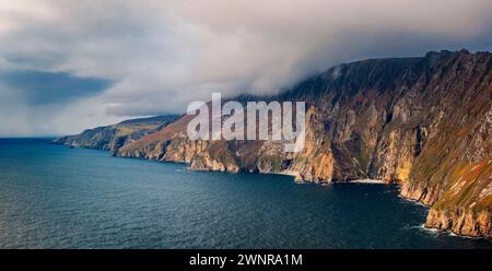 Slieve League ou Slieve Liag - Une photo de paysage dramatique mettant en vedette la Slieve League, la montagne sur la côte atlantique du comté de Donegal, en Irlande. Banque D'Images