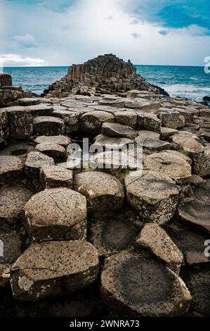 Une photo de paysage spectaculaire représentant la chaussée des géants, site classé au patrimoine mondial de l'UNESCO en Irlande du Nord. L'image présente l'emblématique hexagonal Banque D'Images