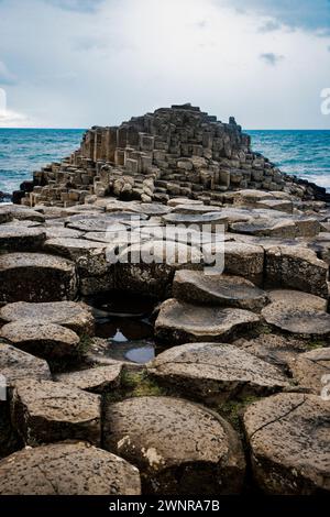 Une photo de paysage spectaculaire représentant la chaussée des géants, site classé au patrimoine mondial de l'UNESCO en Irlande du Nord. L'image présente l'emblématique hexagonal Banque D'Images