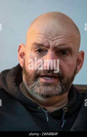 Washington, États-Unis. 18 janvier 2024. Le sénateur américain John Fetterman (démocrate de Pennsylvanie) donne une interview dans son bureau dans le Russell Sénat Office Building à Washington, DC, USA, jeudi 18 janvier, 2024. photo de Rod Lamkey/CNP/ABACAPRESS.COM crédit : Abaca Press/Alamy Live News Banque D'Images