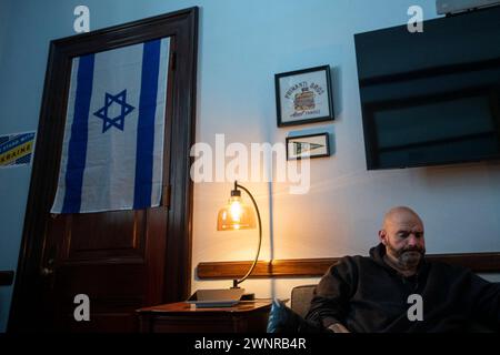 Washington, États-Unis. 18 janvier 2024. Le sénateur américain John Fetterman (démocrate de Pennsylvanie) donne une interview dans son bureau dans le Russell Sénat Office Building à Washington, DC, USA, jeudi 18 janvier, 2024. photo de Rod Lamkey/CNP/ABACAPRESS.COM crédit : Abaca Press/Alamy Live News Banque D'Images