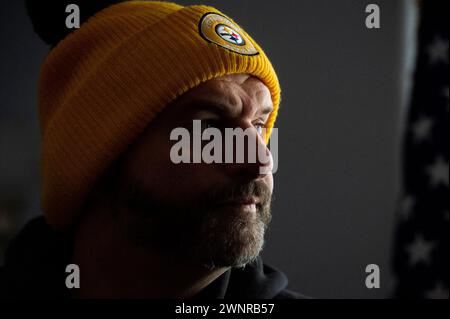 Washington, États-Unis. 18 novembre 2023. Le sénateur américain John Fetterman (démocrate de Pennsylvanie) prend le temps de faire un portrait dans son bureau dans le Russell Senator Office Building à Washington, DC, USA, jeudi 18 janvier, 2024. photo de Rod Lamkey/CNP/ABACAPRESS.COM crédit : Abaca Press/Alamy Live News Banque D'Images