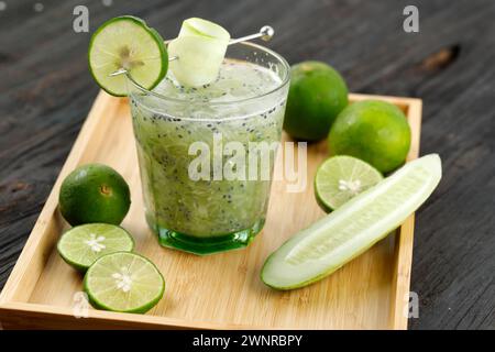 Es Timun Serut ou le Boh timon. Boisson rafraîchissante indonésienne à base de concombre râpé et de graines de basilic sucré avec citron vert Banque D'Images