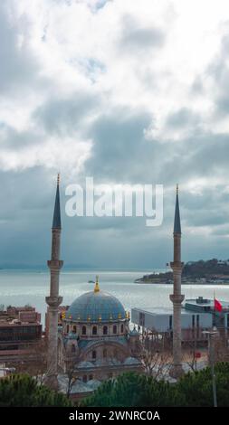 Istanbul photo de fond. Mosquée Nusretiye et Galataport de Cihangir. Visitez Istanbul concept photo verticale. Banque D'Images