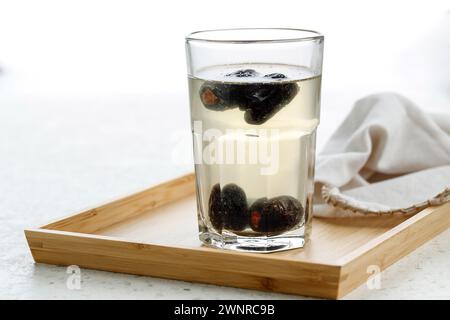 Kurma Nabeez, dattes fruit infusé pendant une nuit eau dans un verre. Boisson saine populaire pendant le Ramadhan. Boisson préférée du prophète. Banque D'Images