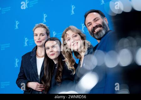 Schauspieler Nina Hoss, Lilith Grasmug, Josefa Heinsius und Jalal Altawil während des Photophones zum film langue étrangère anlässlich der 74. Internationalen Filmfestspiele Berlin. / Les acteurs Nina Hoss, Lilith Grasmug, Josefa Heinsius et Jalal Altawil lors du photocall pour le film langue étrangère à l’occasion du 74ème Festival International du film de Berlin. Snapshot-Photography/K.M.Krause *** acteurs Nina Hoss, Lilith Grasmug, Josefa Heinsius et Jalal Altawil lors de l'appel photo pour le film langue étrangère à l'occasion du 74ème Festival International du film de Berlin acteurs Nina Hoss Banque D'Images