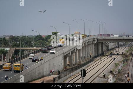 Lagos. 28 février 2024. Une photo aérienne prise le 28 février 2024 montre une vue de la ville à Lagos, au Nigeria. Lagos, ancienne capitale du Nigeria, est le centre économique du pays avec une population de plus de 20 millions d'habitants. Crédit : Han Xu/Xinhua/Alamy Live News Banque D'Images